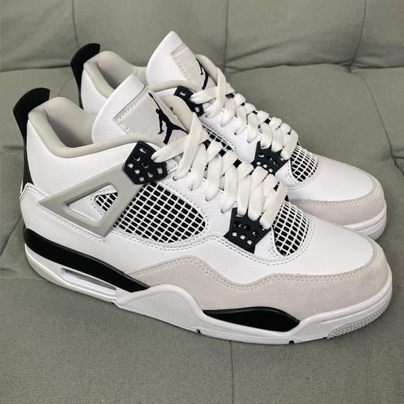 Air Jordan 4 Retro 'Military Black.